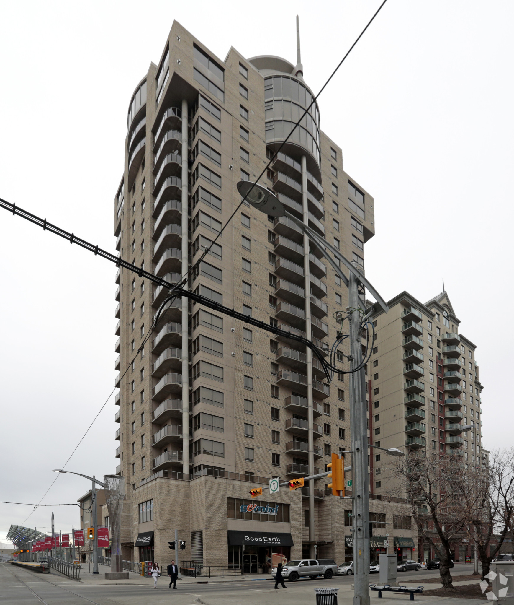 683 10th St SW, Calgary, AB for sale Primary Photo- Image 1 of 1