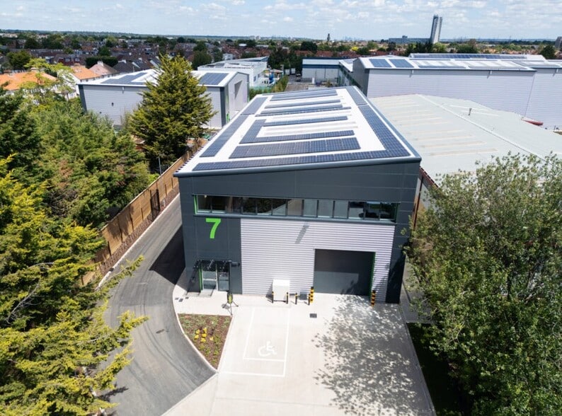 7 Fullers Way, Surbiton for lease - Building Photo - Image 2 of 2