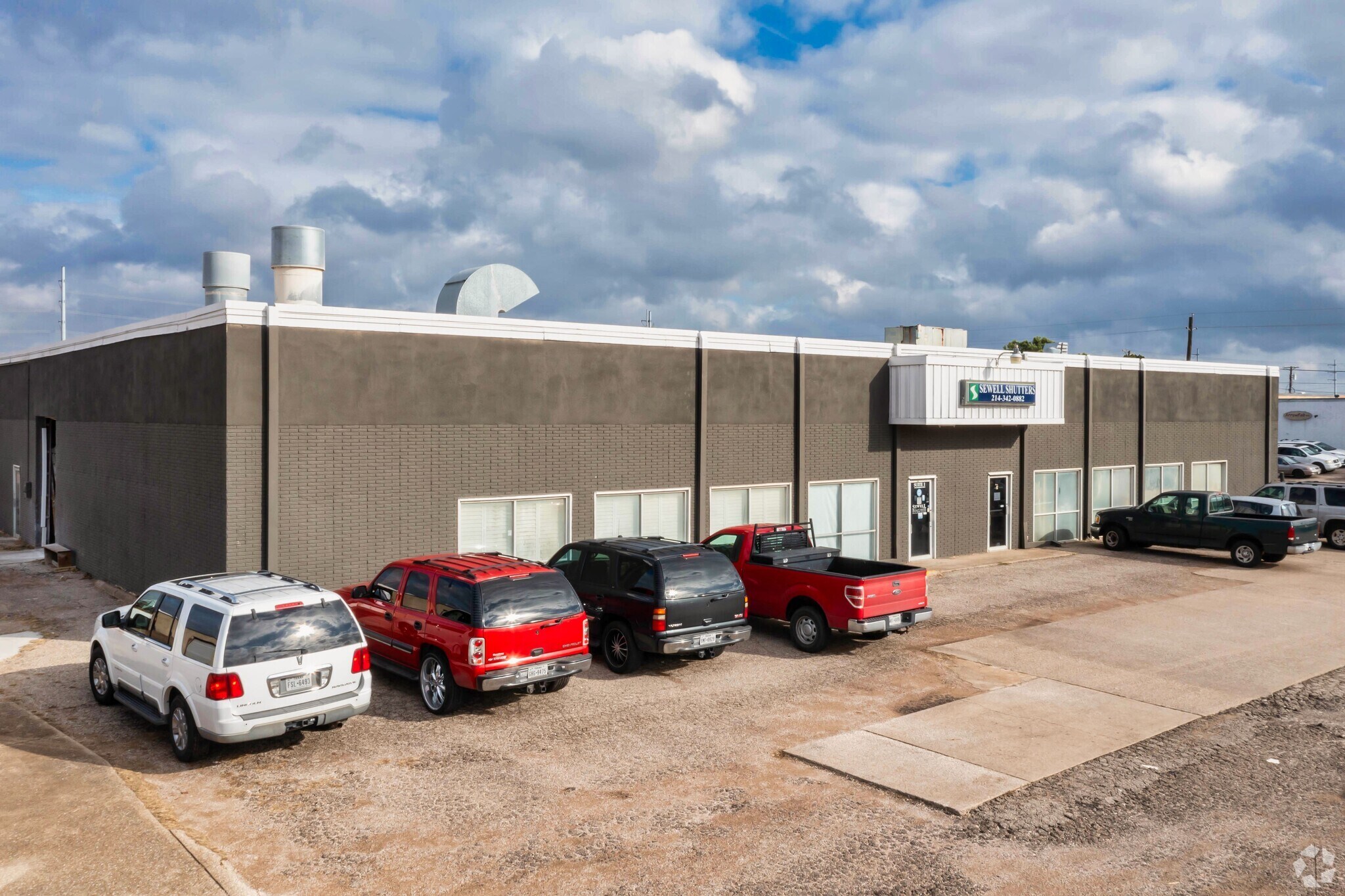 11649 Chairman Dr, Dallas, TX for lease Primary Photo- Image 1 of 6