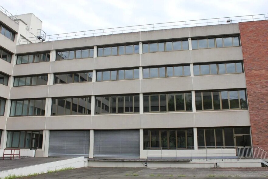 1 Rue Jean Pierre Timbaud, Montigny-le-Bretonneux for lease - Building Photo - Image 3 of 5