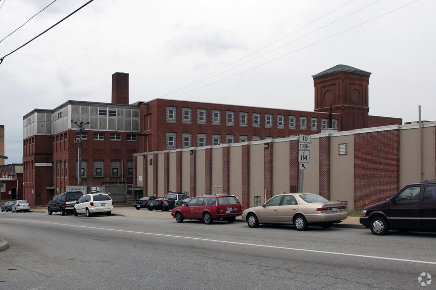 717-721 & 727 School St., Pawtucket, RI portfolio of 2 properties for sale on LoopNet.com - Primary Photo - Image 2 of 6