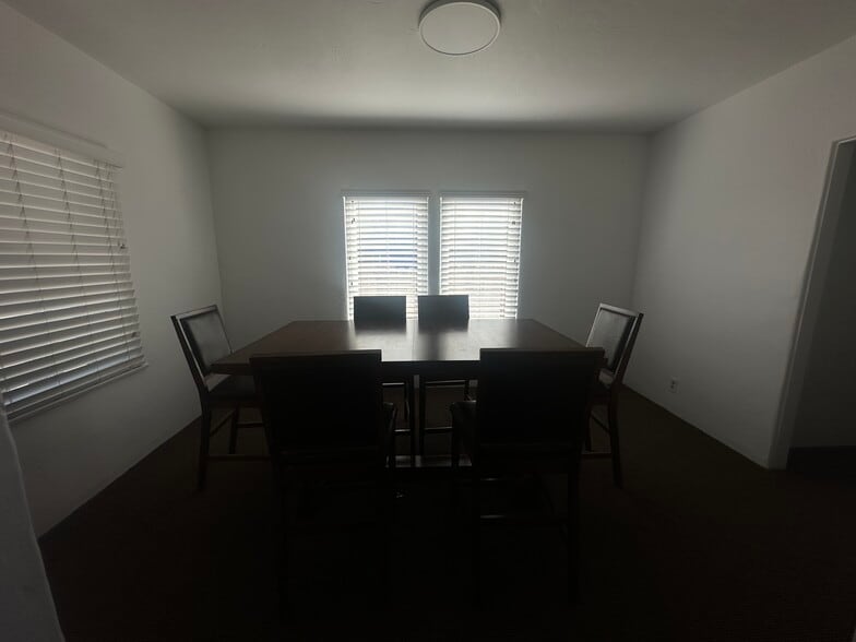 2017 Brundage Ln, Bakersfield, CA for lease - Building Photo - Image 3 of 17