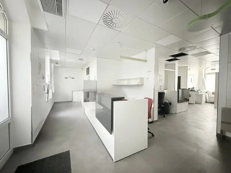 Rue Du Faubourg Saint-Martin, Paris for sale - Interior Photo - Image 2 of 7