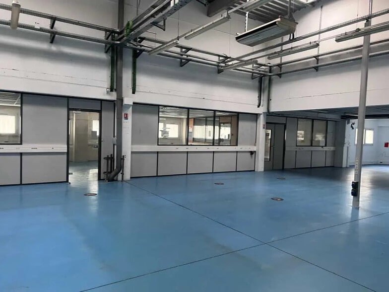 Flex in Ivry-sur-Seine for lease - Interior Photo - Image 3 of 13