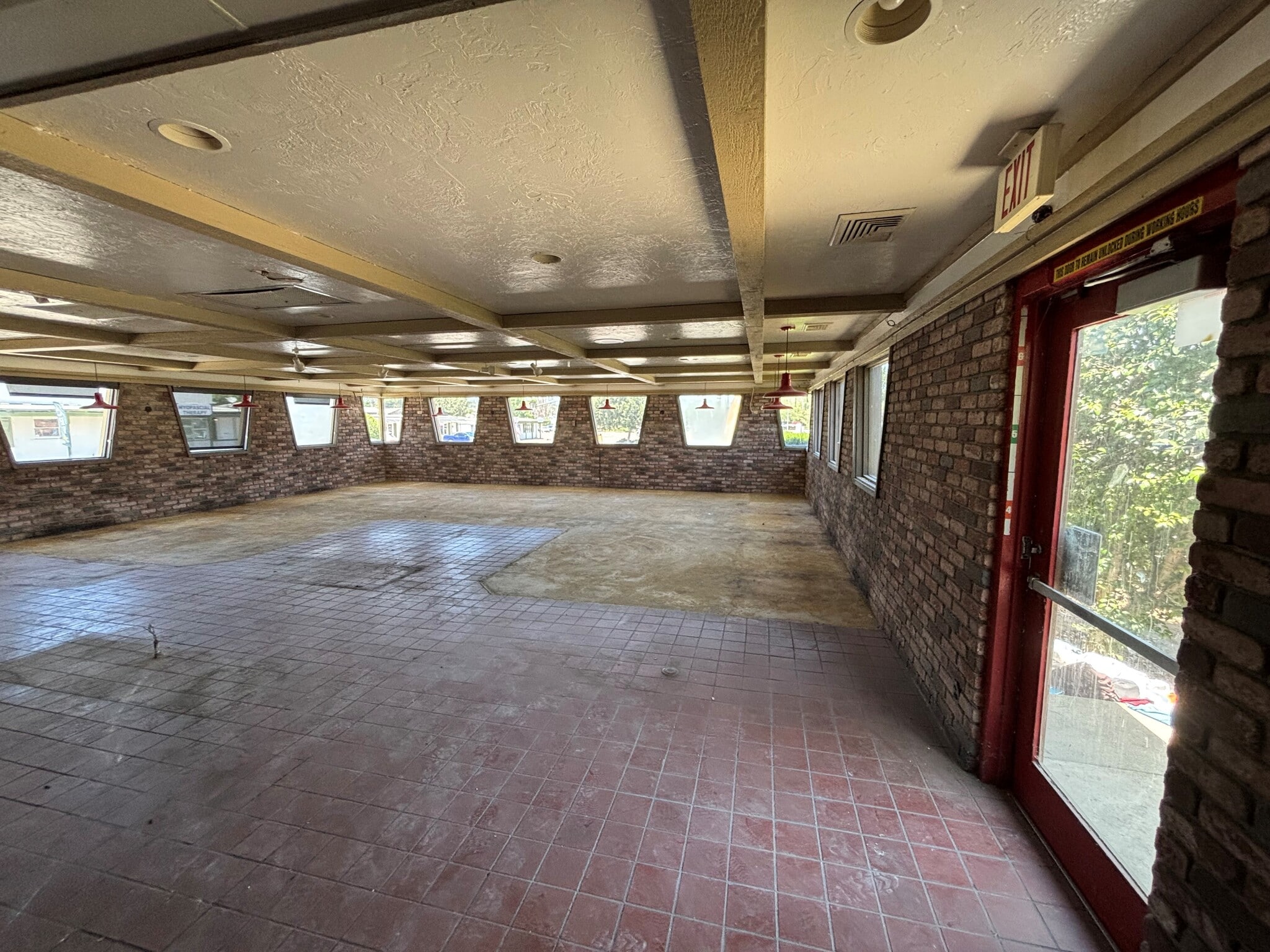 1235 S Mission Rd, Fallbrook, CA for lease Interior Photo- Image 1 of 2