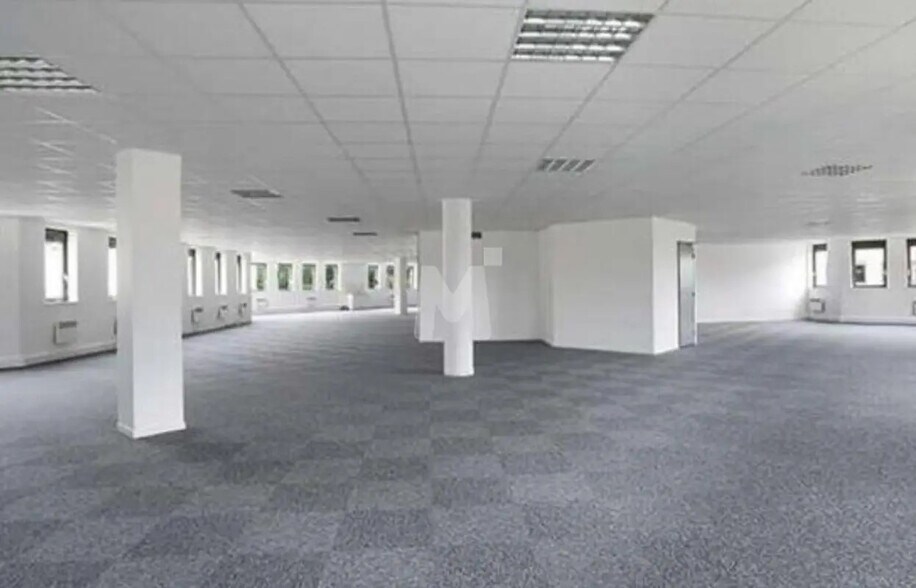 Retail in Avon for lease - Building Photo - Image 3 of 13