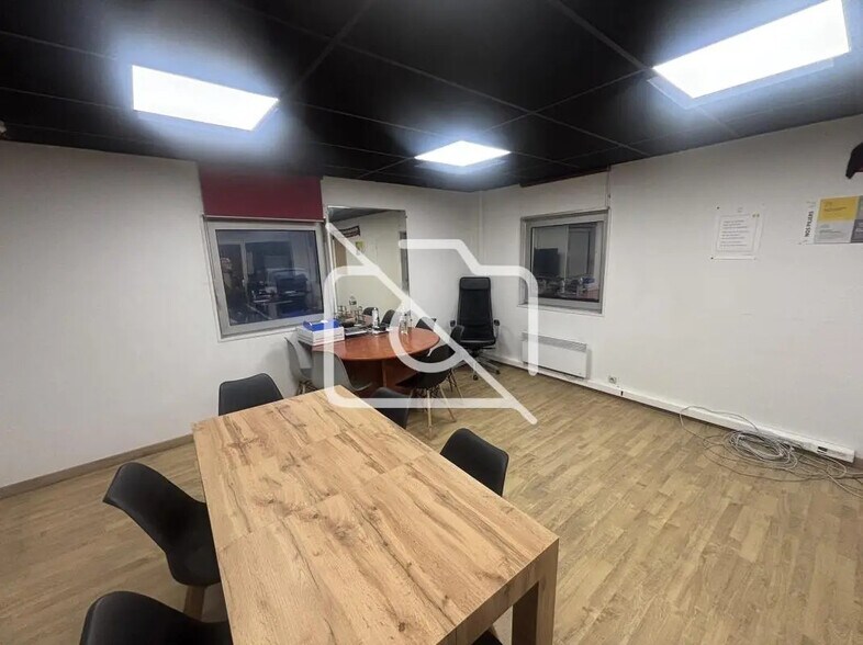 Office in Buc for lease - Building Photo - Image 2 of 7