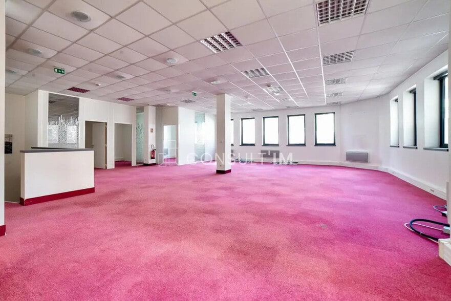 Office in Courbevoie for sale - Building Photo - Image 1 of 7