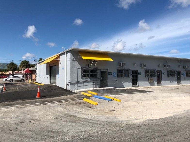 265-275 NE 166th St, Miami, FL for lease - Building Photo - Image 1 of 1