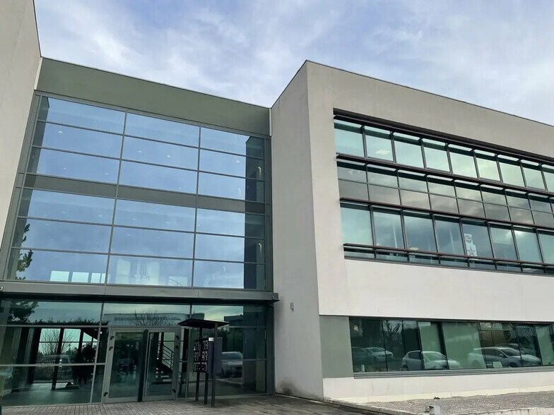 Office in CHAMPAGNE-AU-MONT-D'OR for lease - Building Photo - Image 1 of 12