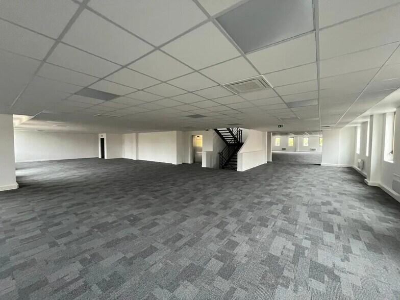 Flex in Gennevilliers for lease - Interior Photo - Image 2 of 5
