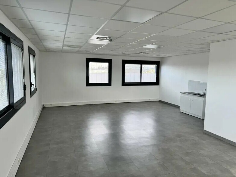 Office in Avignon for lease - Building Photo - Image 2 of 4