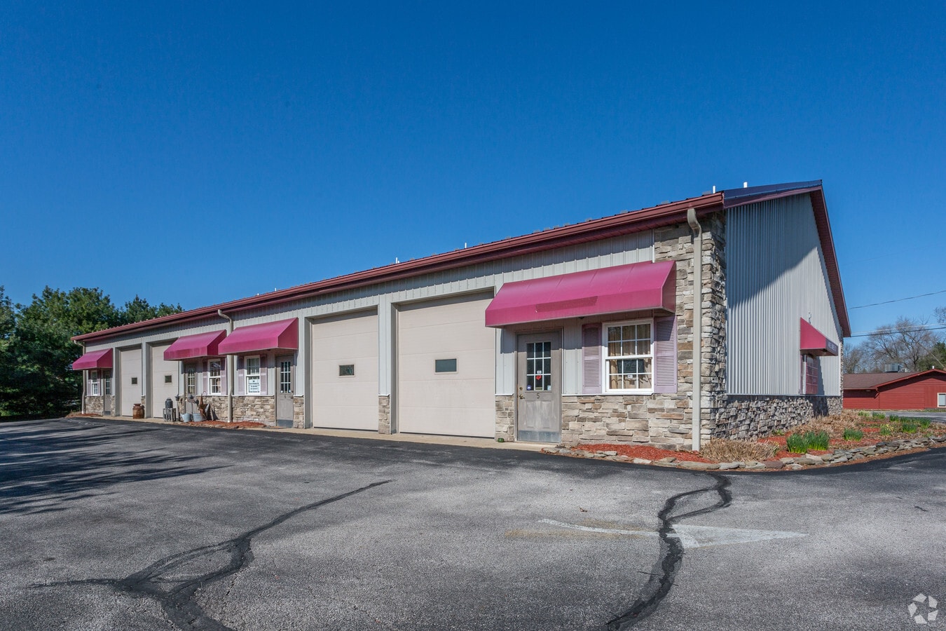 440 E Maple St, Hartville, OH 44632