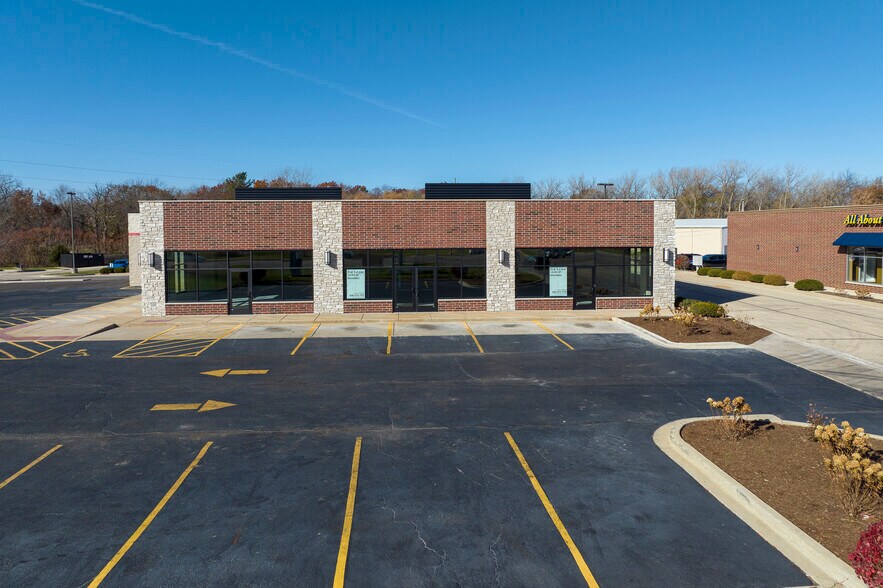 2151 Sycamore Rd, Dekalb, IL for lease - Building Photo - Image 2 of 9