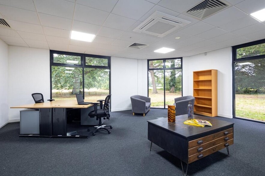 Milton Rd, Uxbridge for lease - Interior Photo - Image 3 of 14