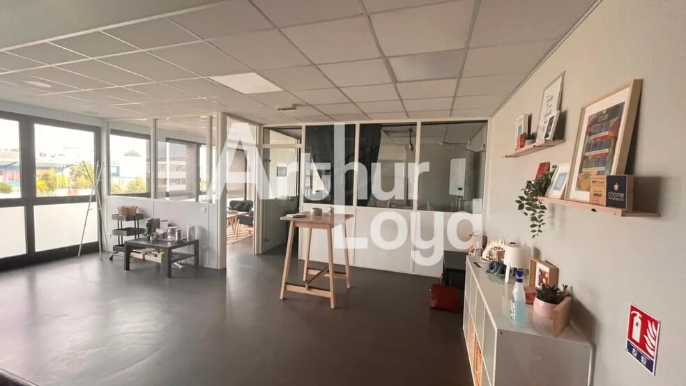 Office in Caen for lease - Interior Photo - Image 3 of 5