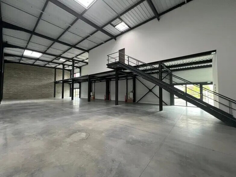 Flex in Saint-Quentin-Fallavier for lease - Interior Photo - Image 2 of 3