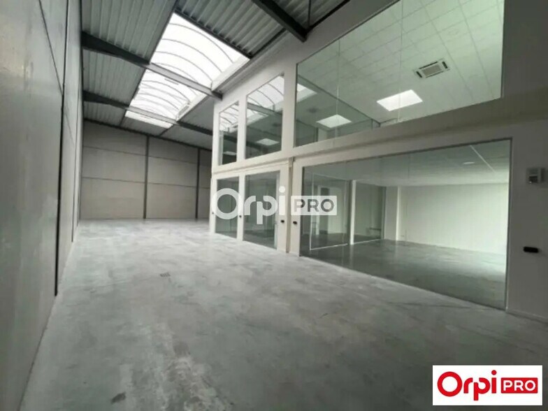 Flex in Neuville-en-Ferrain for lease - Interior Photo - Image 3 of 7