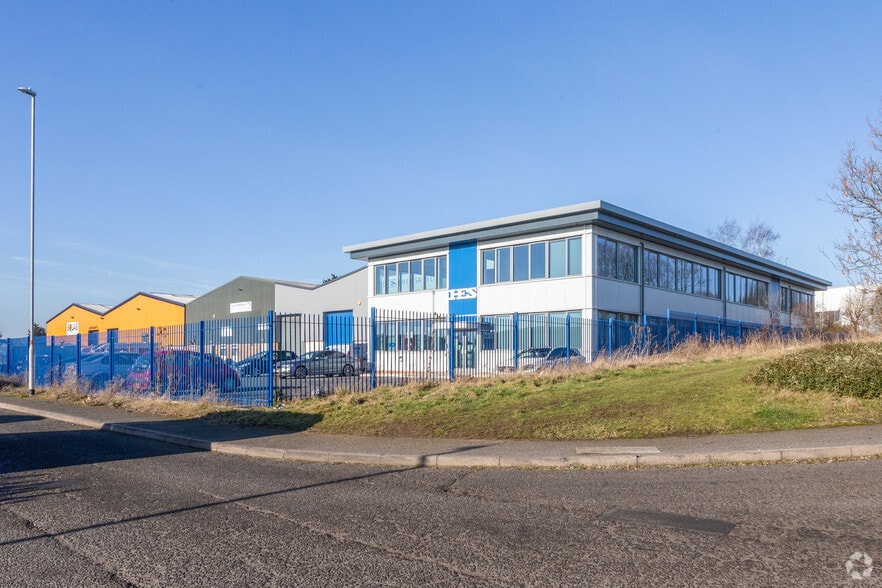 1-8B Daimler Clos, Daventry for sale - Primary Photo - Image 1 of 1