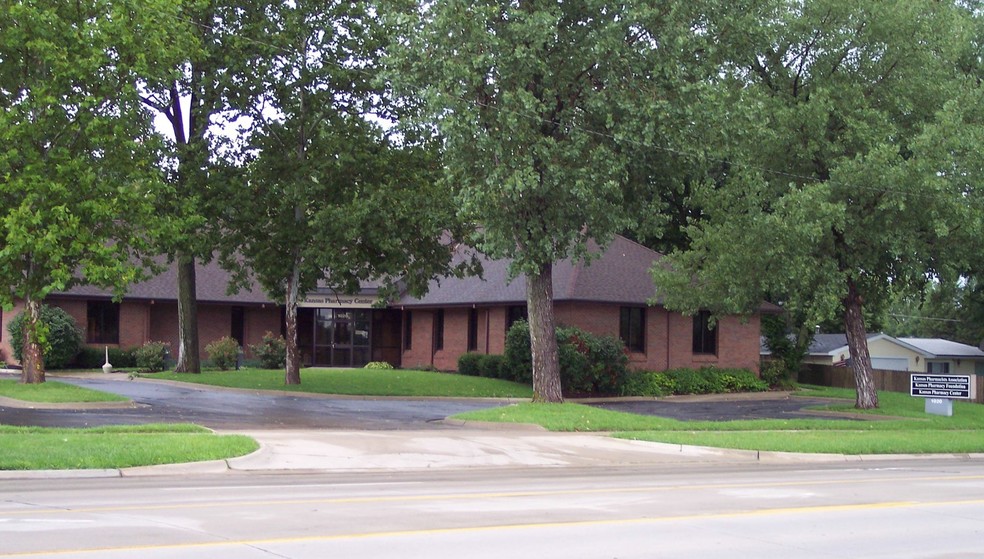 1020 SW Fairlawn Rd, Topeka, KS for lease - Primary Photo - Image 1 of 9