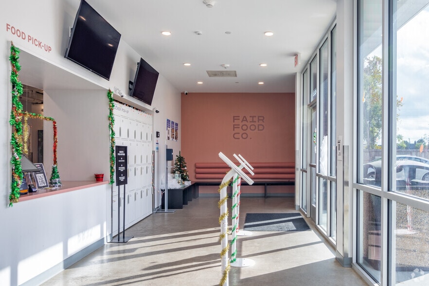 5832 Fairdale Ln, Houston, TX for lease - Lobby - Image 3 of 17