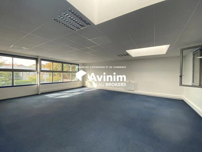 Industrial in Domont for lease - Interior Photo - Image 2 of 7