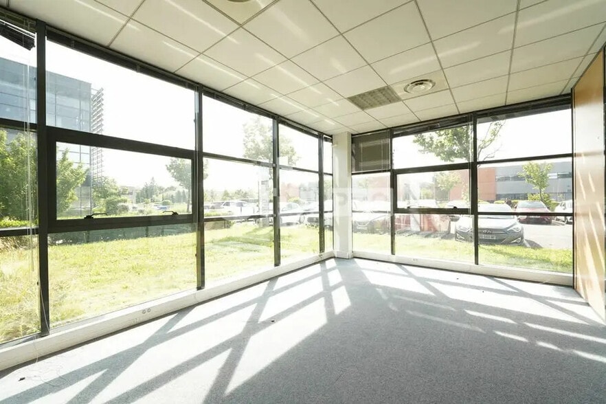 Office in Saint-Priest for lease - Interior Photo - Image 3 of 12