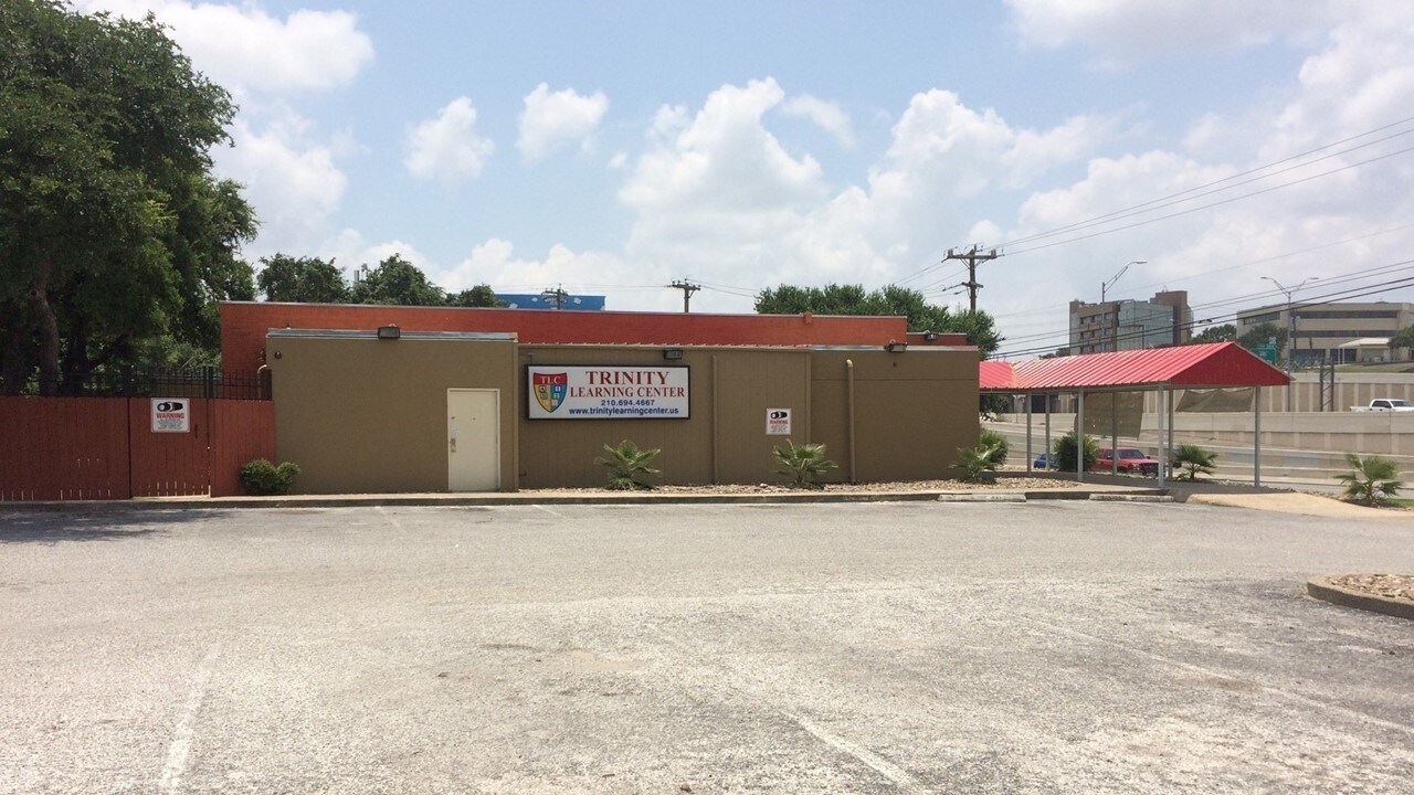 9500 Tioga Dr, San Antonio, TX 78230