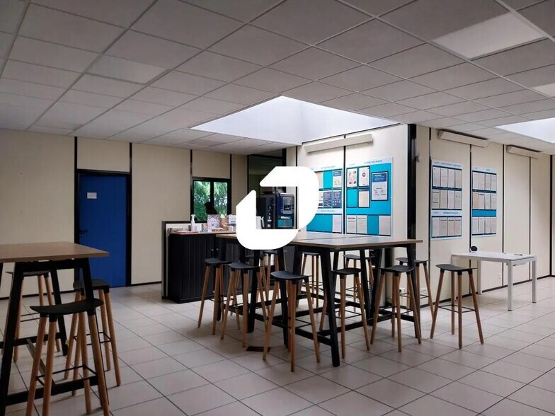 Office in Carquefou for lease - Interior Photo - Image 2 of 11