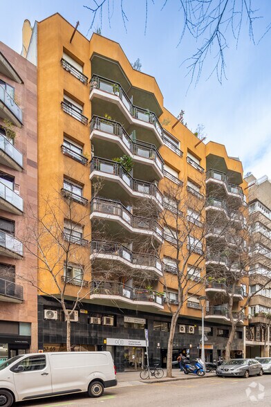Multifamily in Barcelona, Barcelona for sale - Building Photo - Image 2 of 4