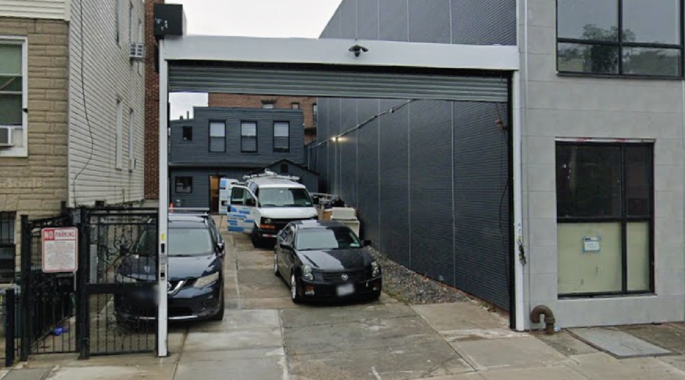 1809 Decatur St, Ridgewood, NY for lease - Primary Photo - Image 1 of 6