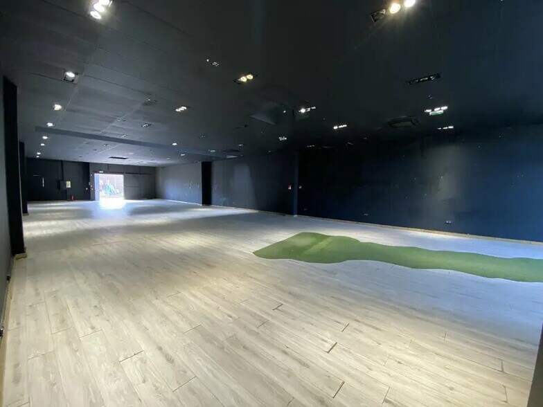 Retail in Mandelieu-la-Napoule for lease - Interior Photo - Image 2 of 4