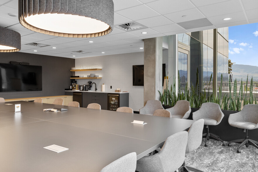 1700 Dickson Av, Kelowna, BC for lease - Building Photo - Image 2 of 13