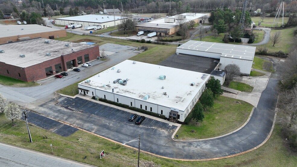 909 W Market Center Dr, High Point, NC 27260