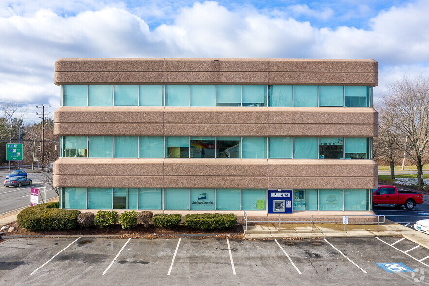 1064 E Main St, Meriden, CT for lease - Building Photo - Image 3 of 8