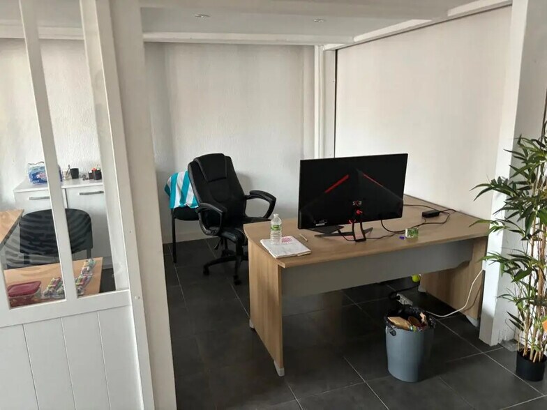 Flex in Puget-sur-Argens for lease - Interior Photo - Image 3 of 4