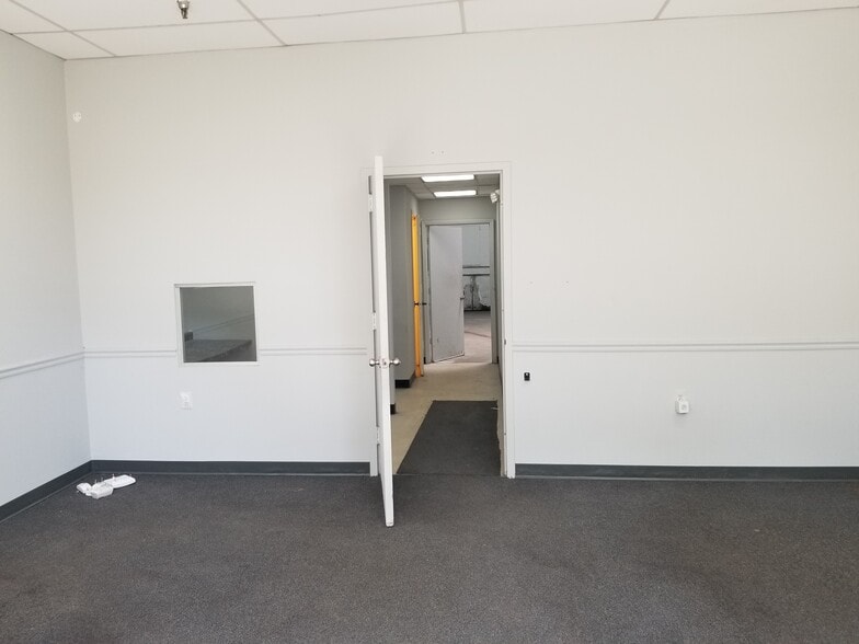 2950-2972 Kaverton Rd, Forestville, MD for lease - Building Photo - Image 3 of 16