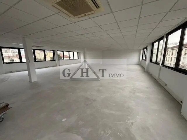 Office in Ivry-sur-Seine for lease - Interior Photo - Image 2 of 4