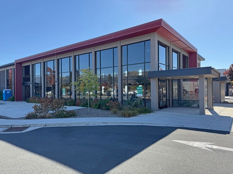 735 SE 6th St, Grants Pass, OR for lease - Building Photo - Image 1 of 9