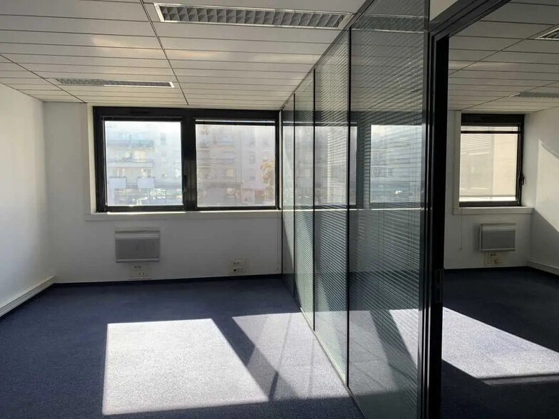 Office in Lognes for lease - Interior Photo - Image 2 of 9