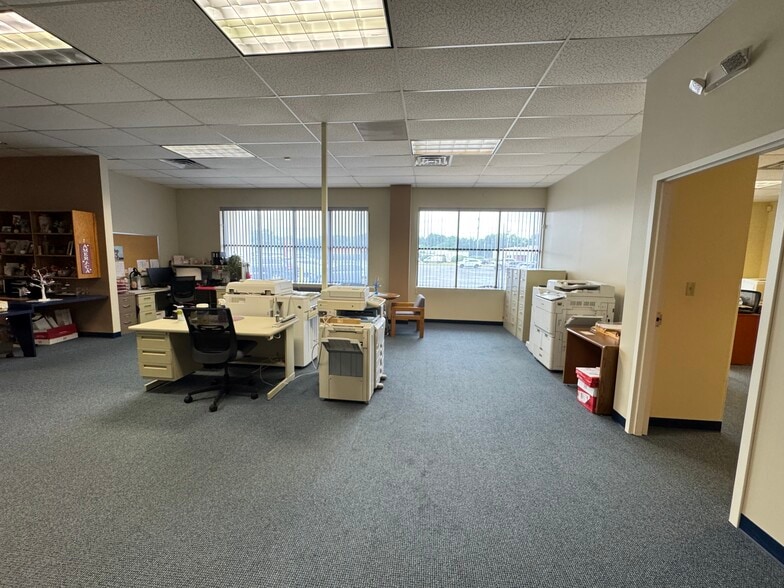 620 W Edison Rd, Mishawaka, IN for lease - Building Photo - Image 3 of 9