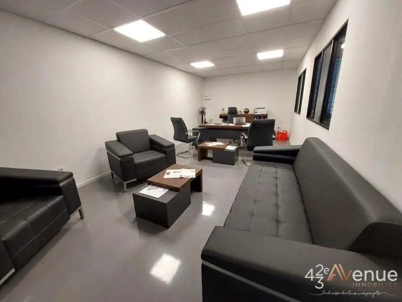 Industrial in Saint-Étienne for sale - Interior Photo - Image 2 of 3