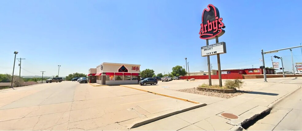 900 W B St, McCook, NE for sale - Primary Photo - Image 1 of 3