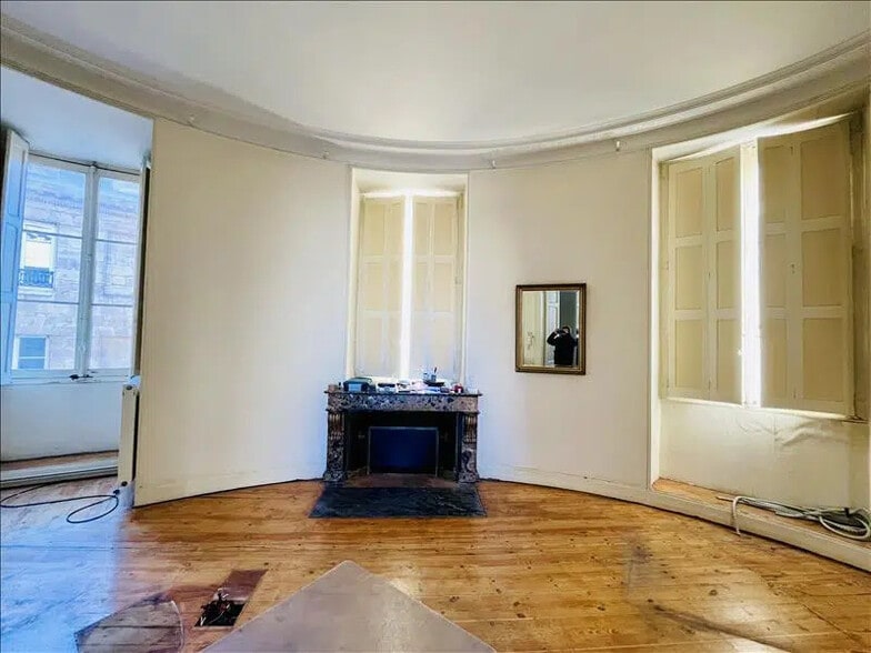 Retail in Bordeaux for lease - Interior Photo - Image 1 of 5