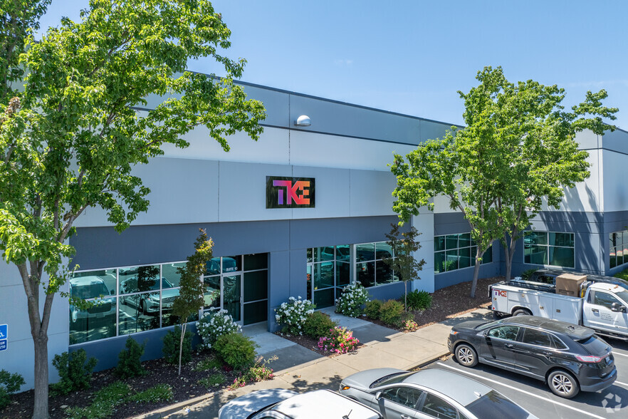 940 Riverside Pky, West Sacramento, CA for lease - Building Photo - Image 3 of 8