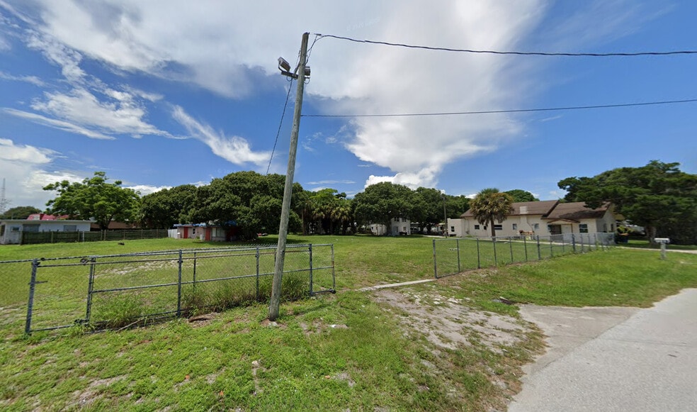 Multifamily/Redevelopment Opportunity portfolio of 2 properties for sale on LoopNet.com - Building Photo - Image 3 of 4