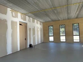 Office in Lançon-Provence for lease Interior Photo- Image 2 of 6