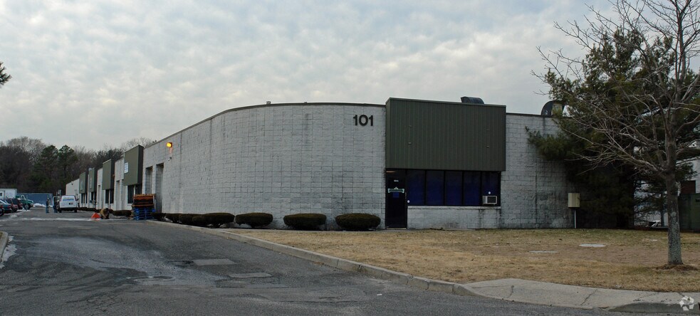 101 Windsor Pl, Central Islip, NY for sale - Primary Photo - Image 1 of 1