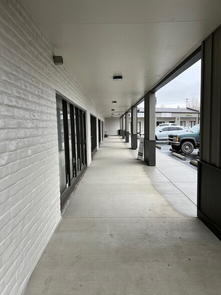 10818 NE Coxley Dr, Vancouver, WA for lease - Building Photo - Image 2 of 9