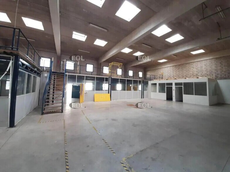 Flex in Vert for lease - Interior Photo - Image 2 of 3